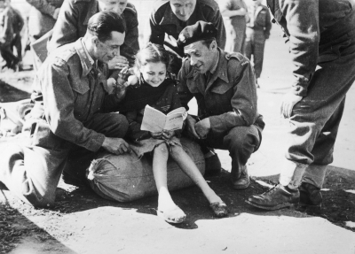La 2. Brigata Indipendente Corazzata - i soldati con i bambini. Una piccola ragazza italiana insegna l&#039;italiano ai soldati. 