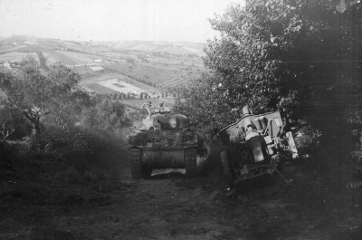 2 Korpus Polski w bitwie o Ankonę- przygotowania do zdobycia miasta. Czołg M4 Sherman mija porzucone niemieckie działo.