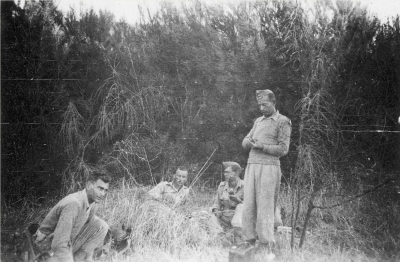 I soldati durante il momento di riposo. Si possono vedere da sinistra: caporale, allievo ufficiale Eugeniusz Barglewicz, tenente Jan Nadziela, sottotenente Józef Siemek, tenente Stanisław Kica.