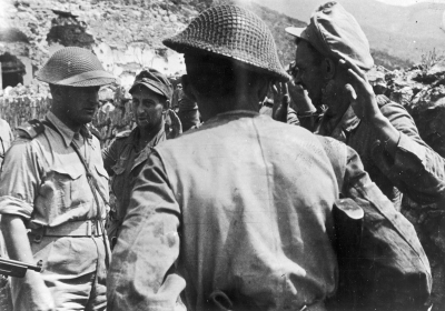 Kpt. Weiss (1. z lewej) przesłuchuje jeńców niemieckich wyciągniętych z zasypanego bunkra.